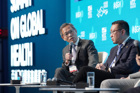 Professor Chak-sing Lau (first left) leads a pivotal session titled ‘Unlocking the Potential of AI in Healthcare’at the Asia Summit on Global Health. The session brought together leading experts, government officials, and industry representatives to discuss the latest developments, ethical challenges and future directions for AI in healthcare.